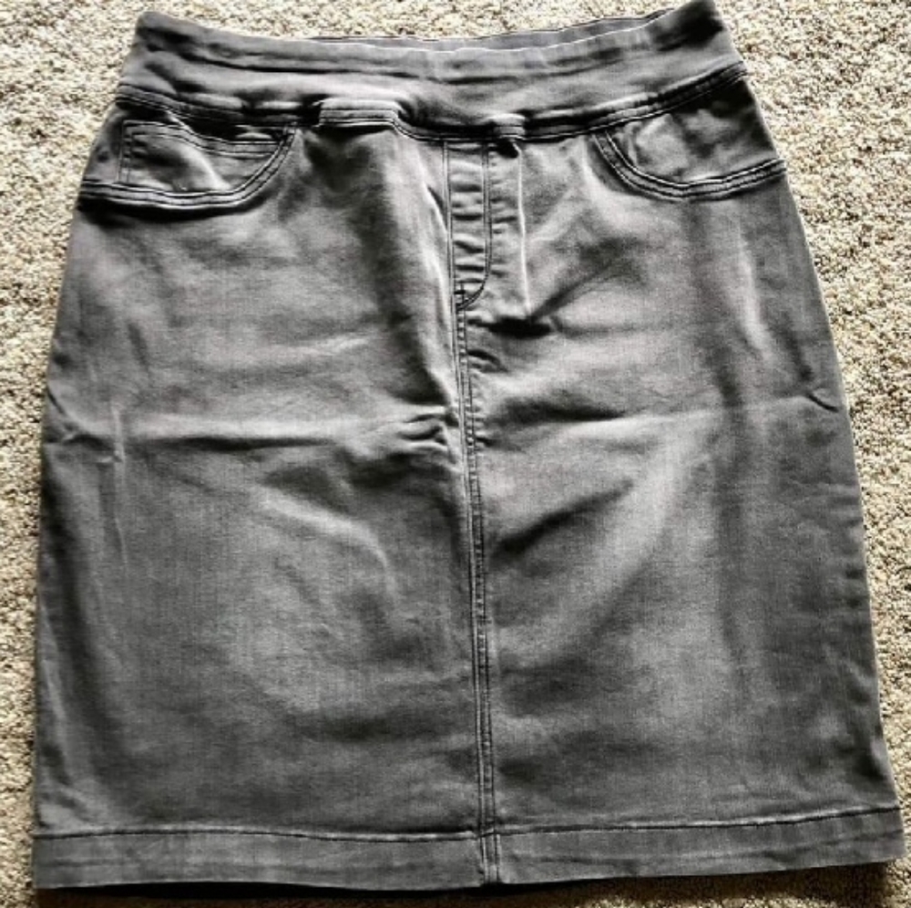 The Main Street Exchange Gray Denim skirt 16